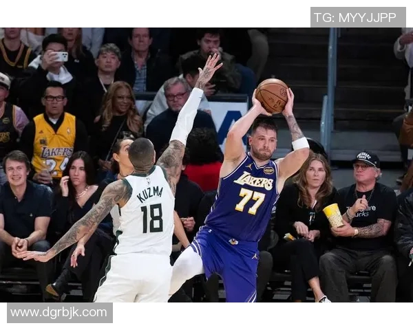 湖人对决雄鹿精彩全场集锦回顾，感受篮球盛宴的激情与魅力